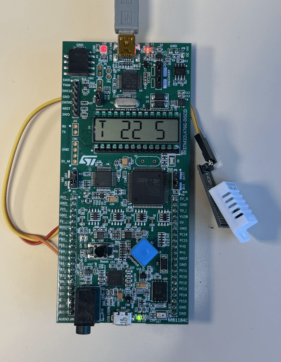 Prototype STM32L476G-DISCO relié au capteur DHT22, avec température et humidité affichées sur l’écran LCD.